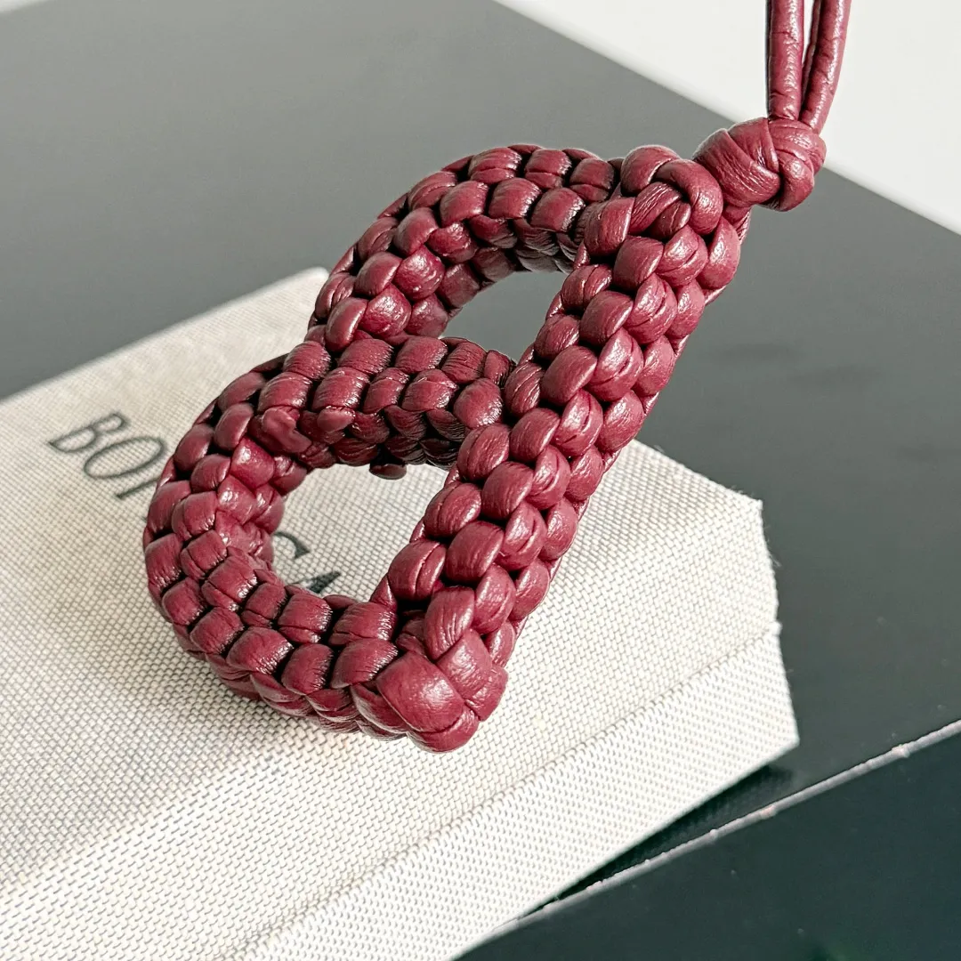Batch 420 Let’s see what new cute little thing BV has released~ It’s this letter pendant, which is different from the puppy pendant. The weaving of this letter is more three-dimensional, and the material is very solid, and it is not easy to deform even if it is folded. Style number: B